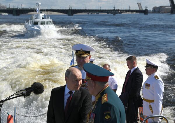 Russian President Vladimir Putin, who is the supreme commander-in-chief, and Defense Minister Sergei Shoigu host the Navy Day parade. - Sputnik International