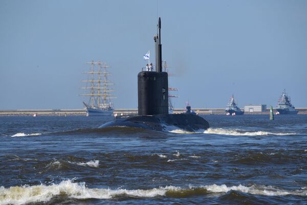 The Dmitrov submarine joins the parade in the waters of the Gulf of Finland in Kronstadt. - Sputnik International