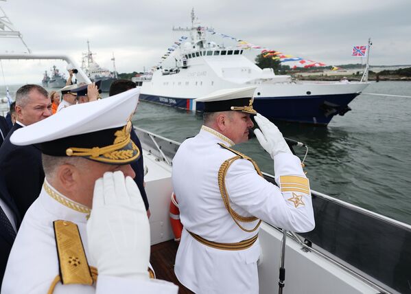 Commander of the Baltic Fleet  Vladimir Vorobyov (right) observes a parade in Baltiysk. - Sputnik International