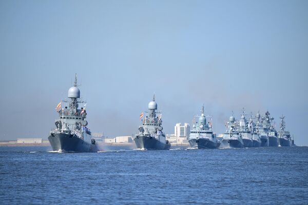 A parade of Russian warships along the waters of the Gulf of Finland in Kronstadt. - Sputnik International