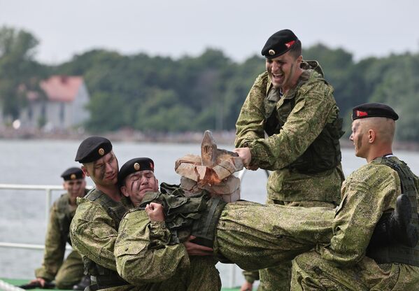 Marines demonstrate their abilities during festivities  in Baltiysk. - Sputnik International