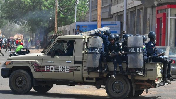 Сотрудники спецназа Нигера во время столкновения с оппозиционерами после объявления результатов второго тура выборов президента - Sputnik International