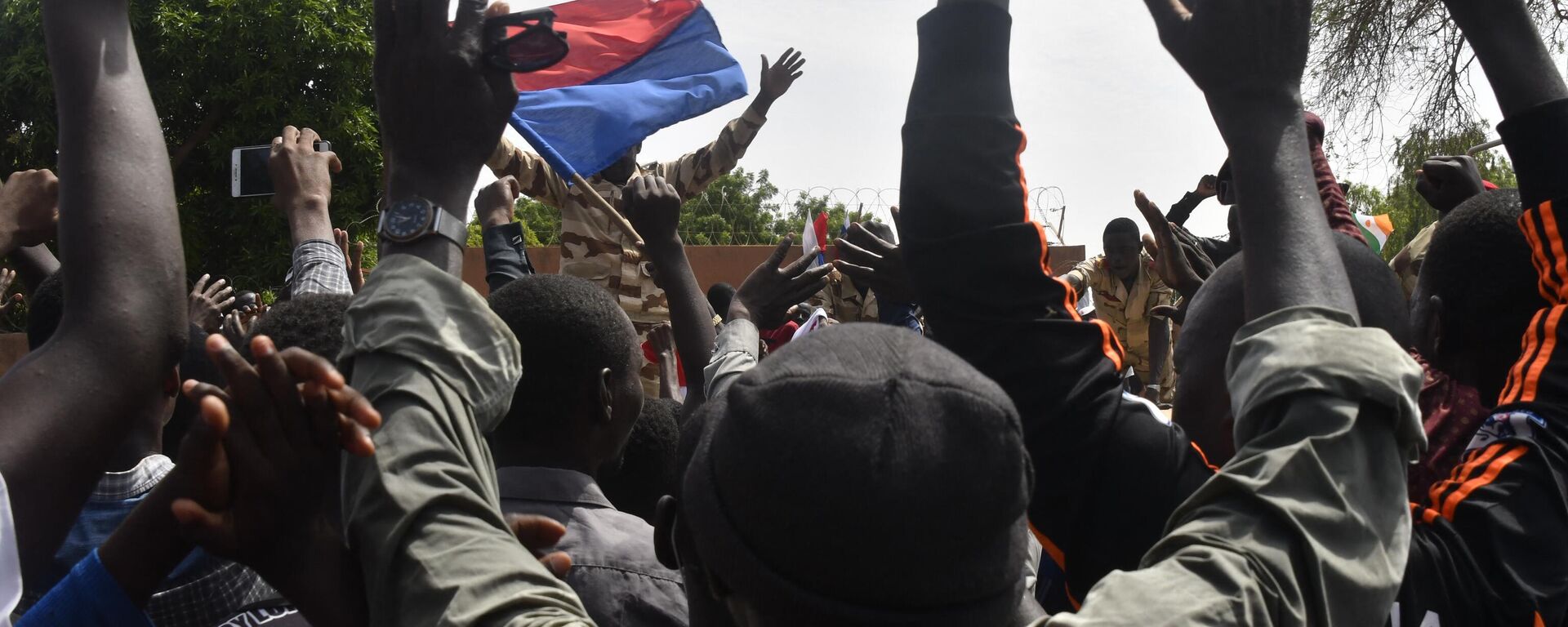 Protesters cheer Nigerien troops as they gather in front of the French Embassy in Niamey during a demonstration that followed a rally in support of Niger's junta in Niamey on July 30, 2023 - Sputnik International, 1920, 04.08.2023