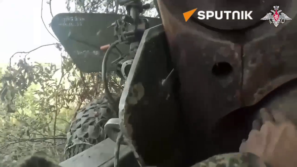Giatsint-B howitzer takes out moving Ukrainian tank with direct hit - Sputnik International