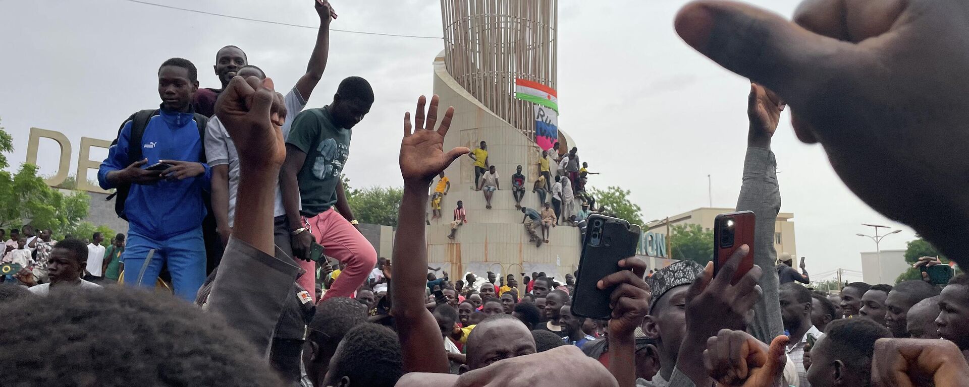 Supporters of the Nigerien defence and security forces gather during a demonstration outside the national assembly in Niamey on July 27, 2023 - Sputnik International, 1920, 09.08.2023