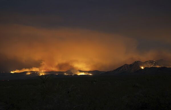 The York Fire rages in the background in the Mojave National Preserve on July 29, 2023. - Sputnik International