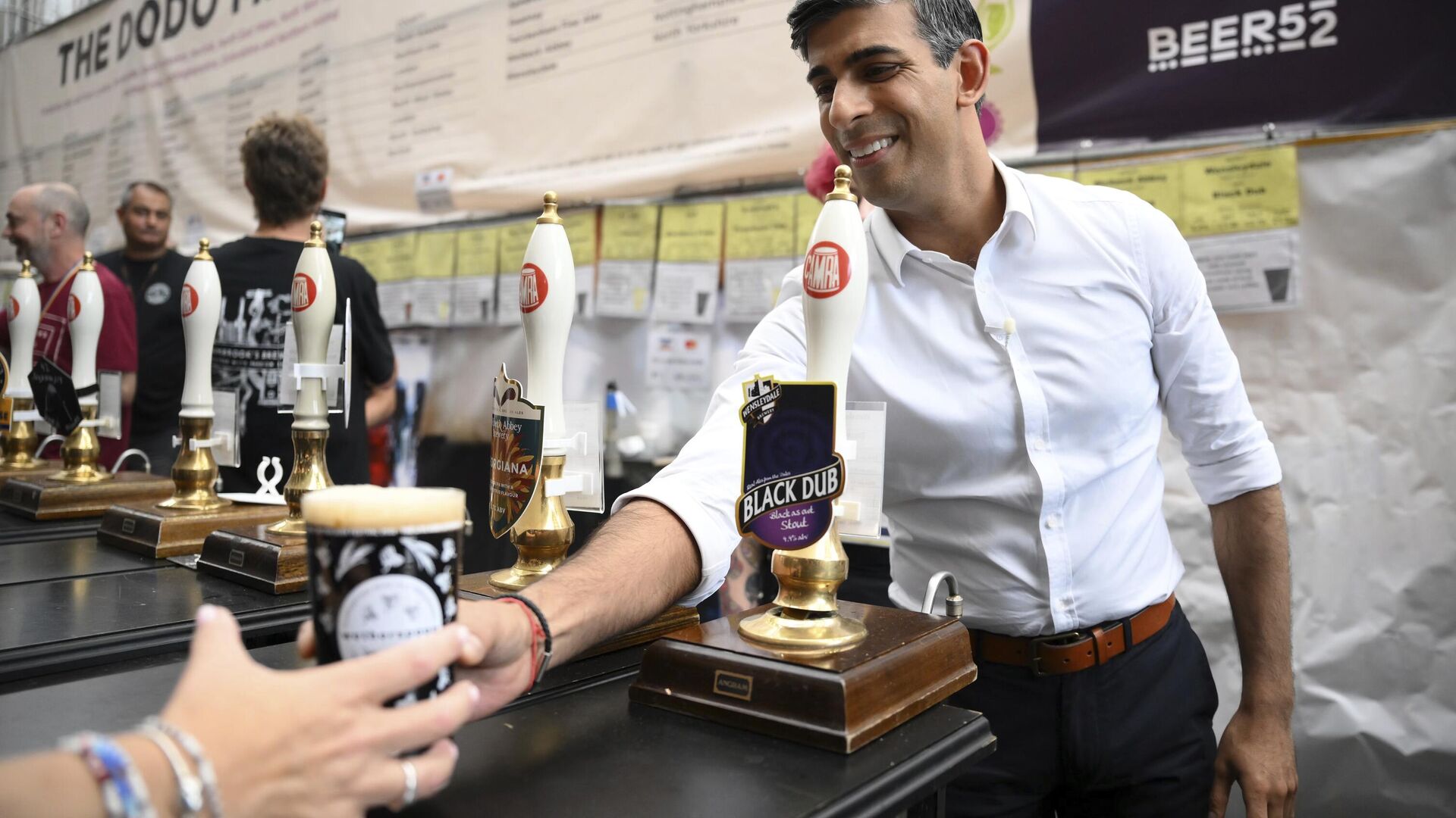Prime Minister Rishi Sunak serves a pint of Black Dub stout as he visits the Great British Beer Festival in west London - Sputnik International, 1920, 01.08.2023