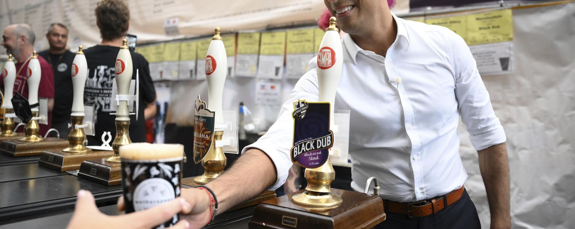 Prime Minister Rishi Sunak serves a pint of Black Dub stout as he visits the Great British Beer Festival in west London - Sputnik International, 1920, 09.12.2023