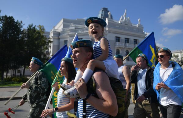 Paratrooper veterans on Historical Square in Yekaterinburg during Airborne Forces Day celebrations. - Sputnik International