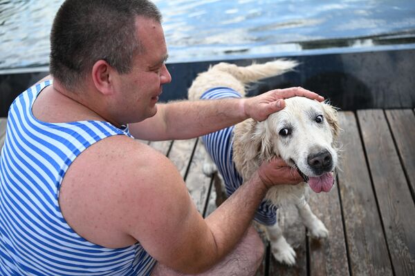 A paratrooper with a dog at a fountain in Gorky Park in Moscow on Airborne Forces Day. - Sputnik International
