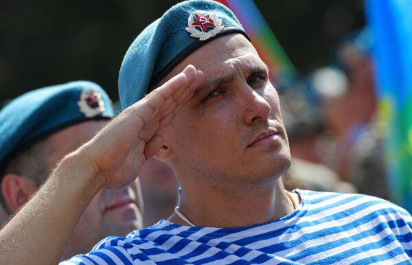 A member of the Airborne Troops at a solemn rally at the Black Tulip monument to soldiers-internationalists on Soviet Army Square in Yekaterinburg during Airborne Forces Day celebrations. - Sputnik International