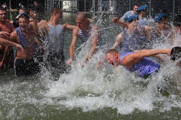 Paratroopers playing around in a fountain in the Gorky Central Park of Culture and Recreation in Moscow during Airborne Forces Day celebrations. - Sputnik International