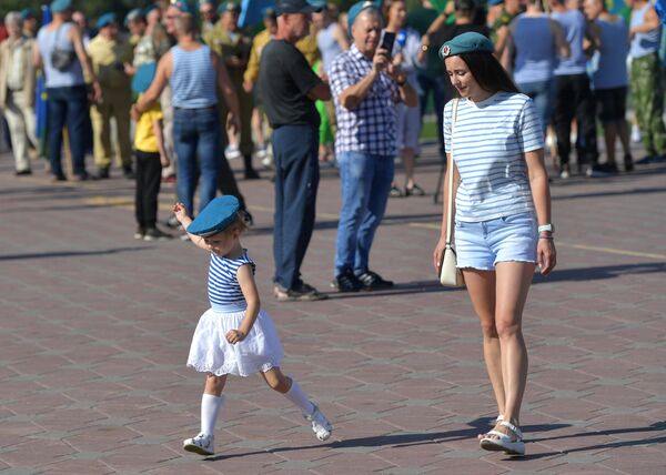 People on Historical Square in Yekaterinburg during celebration of Airborne Forces Day. - Sputnik International