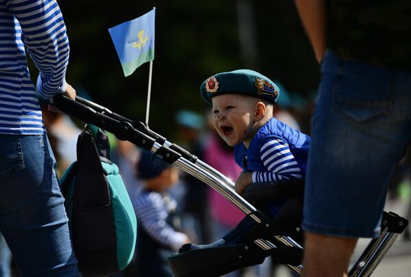 A child wearing a paratrooper&#x27;s beret at the ceremony of laying flowers at the Black Tulip memorial in Yekaterinburg on Airborne Forces Day. - Sputnik International