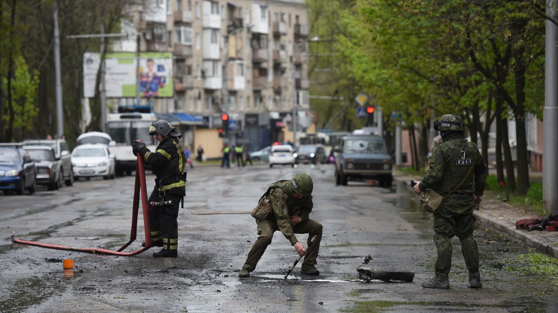 Joint Centre of Control and Coordination workers and emergency services personnel at the site of a deadly Ukrainian shelling attack in Donetsk. April 28, 2023. - Sputnik International, 1920, 18.09.2023