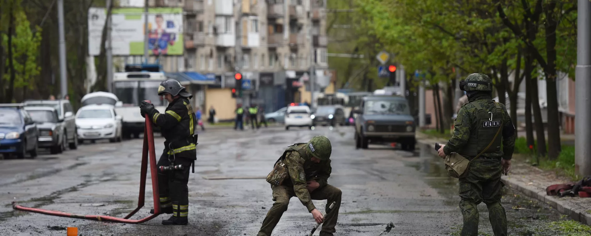 Joint Centre of Control and Coordination workers and emergency services personnel at the site of a deadly Ukrainian shelling attack in Donetsk. April 28, 2023. - Sputnik International, 1920, 03.08.2023