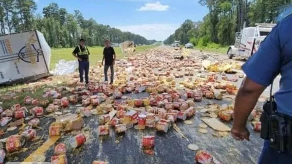 A photo of the cheese packages that fell out of the truck. - Sputnik International