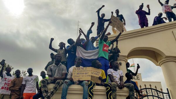 Сторонники военных мятежников во время демонстрации в Ниамее, Нигер - Sputnik International