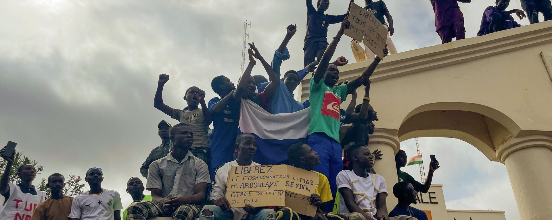Supporters of military takeover during a demonstration in Niamey, Niger - Sputnik International, 1920, 08.08.2023