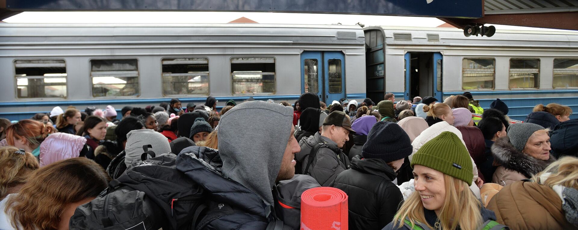 Ukrainian refugees wait on a platform upon arrival from Lvov at a railway station in Przemysl, the border control between Ukraine and Poland - Sputnik International, 1920, 15.09.2023
