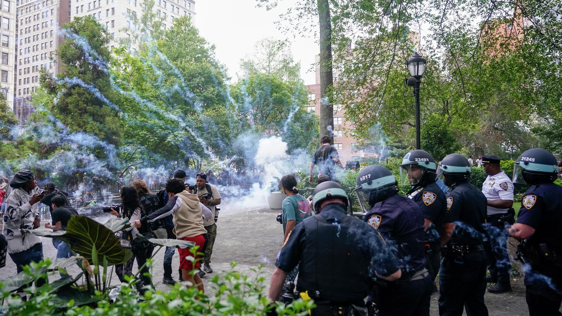 Police officers set off a smoke bomb in order to disperse a crowd, Friday, Aug. 4, 2023, in New York's Union Square. - Sputnik International, 1920, 07.08.2023