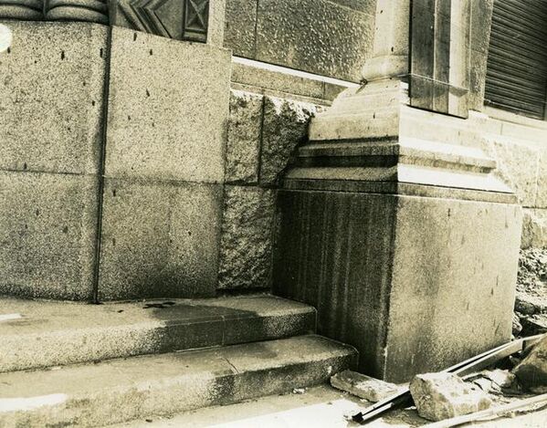 Nearly eight decades since the nuclear bombings of Hiroshima and Nagasaki, the United States refuses to apologize to Japan for these atrocities.Above: Flash burns on steps of Sumitomo Bank Company, Hiroshima branch. - Sputnik International
