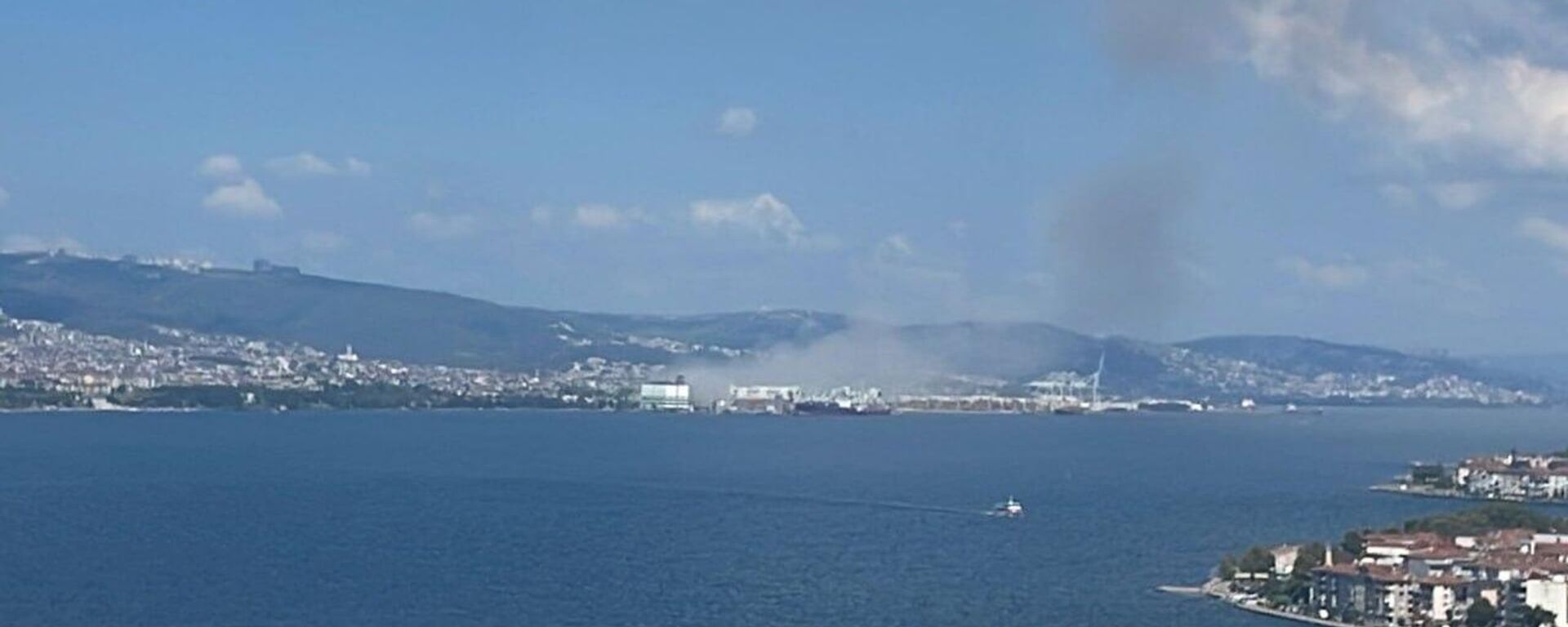 An explosion in the major commercial port of Derince in Turkiye has hit an elevator at the moment of loading a vessel with grain - Sputnik International, 1920, 07.08.2023