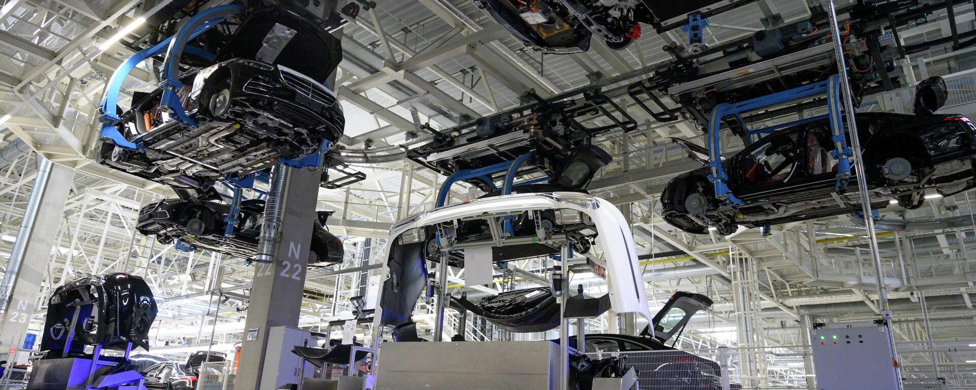 Mercedes-Benz EQS and S-Class passenger cars are transported automatically to their next production step at the 'Factory 56', the Mercedes-Benz manufacturing plant in Sindelfingen, southwestern Germany. - Sputnik International, 1920, 08.08.2023