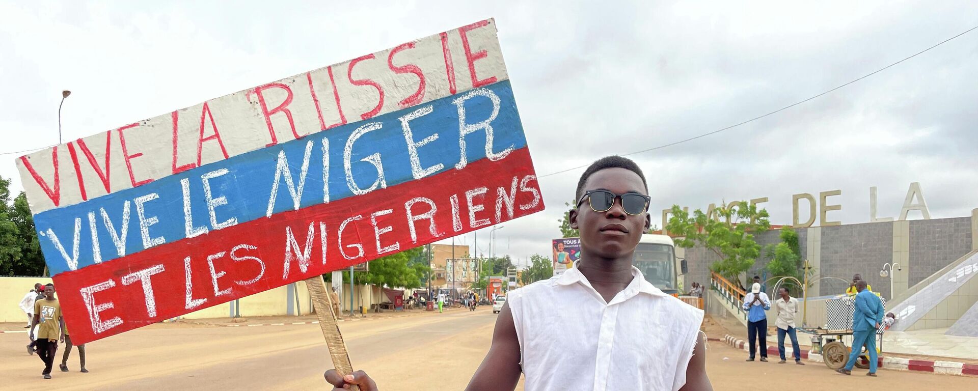 A Nigerien man holds a placard reading Long Live Russia, Long Live Niger and Nigeriens in the capital Niamey - Sputnik International, 1920, 04.05.2024