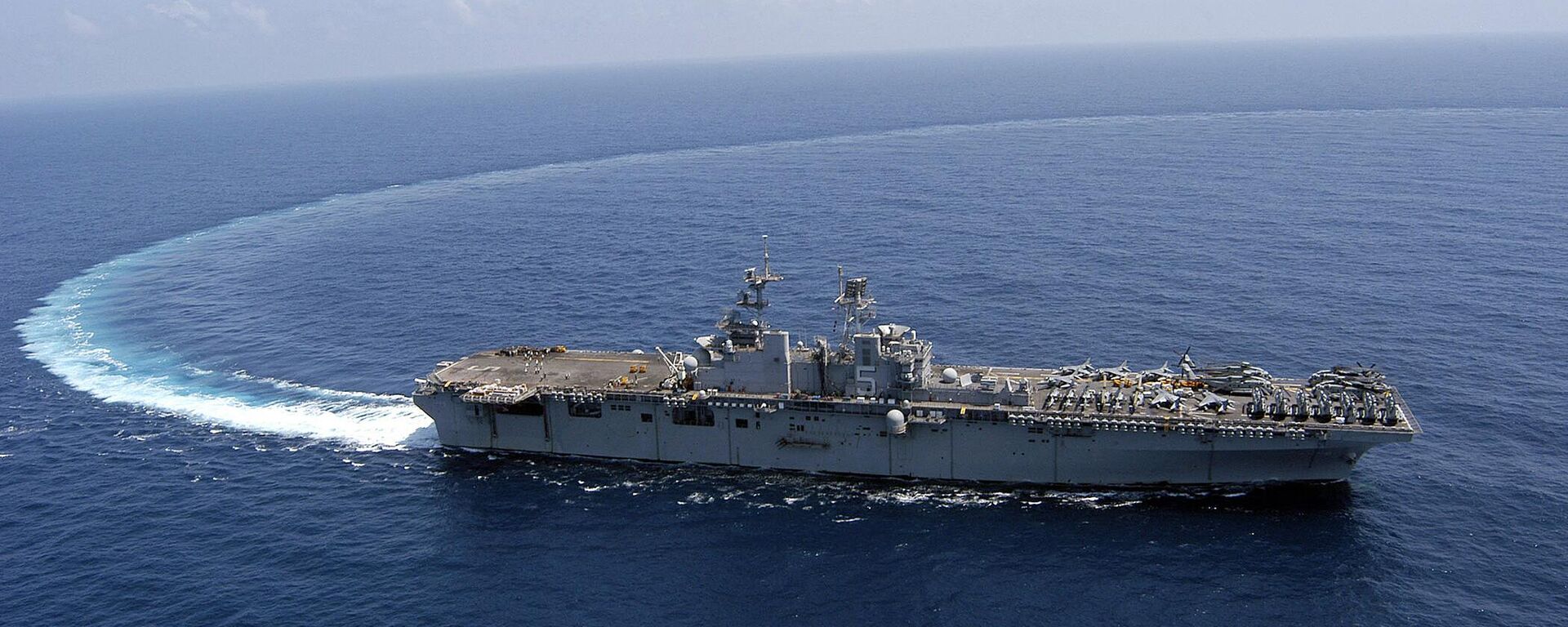 Picture released by the US military shows amphibious assault ship USS Bataan (LHD 5) in the Gulf, 03 March 2007. AFP PHOTO/HO/USN/Spc 2nd Class Justin Webster (Photo by US NAVY / AFP) - Sputnik International, 1920, 09.08.2023