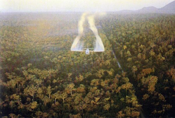 Самолет Fairchild C-123 Provider распыляет дефолиант в Южном Вьетнаме - Sputnik International