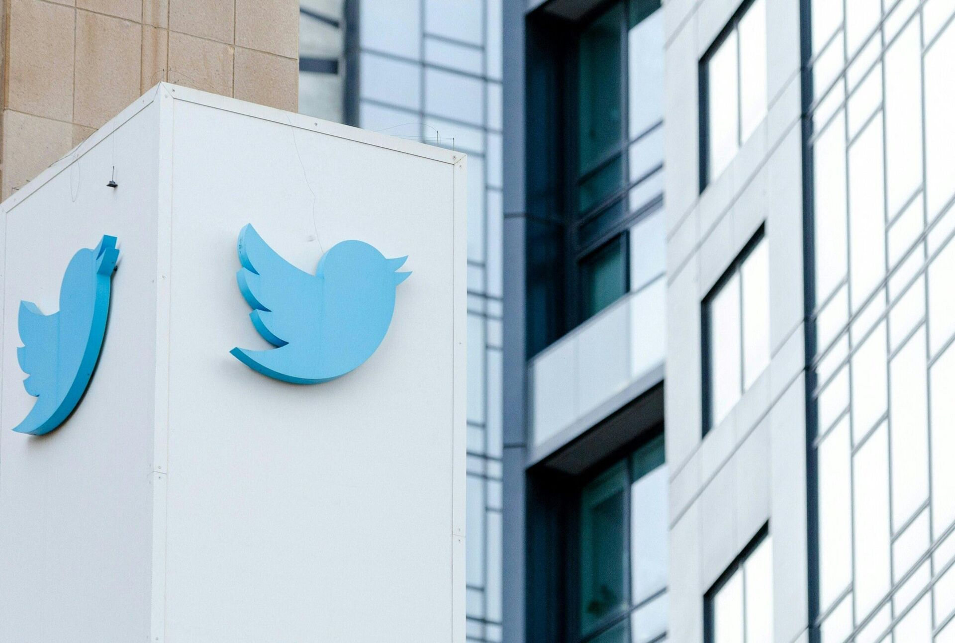 The Twitter logo seen on the exterior of Twitter headquarters in San Francisco, California, on October 28, 2022.  - Sputnik International, 1920, 11.08.2023