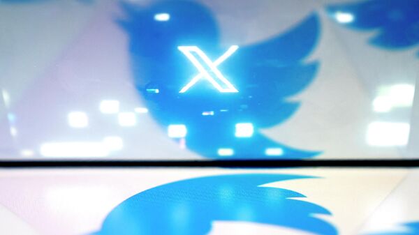 This illustration photo created in Washington, DC, on July 24, 2023, shows the new X Twitter logo reflected in the bird Twitter logo - Sputnik International