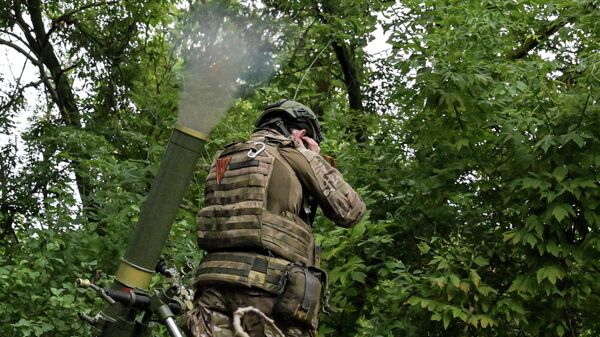 Russian forces from the Zapad group of forces fire 82 mm mortar in Kupyansk direction. July 28, 2023. - Sputnik International