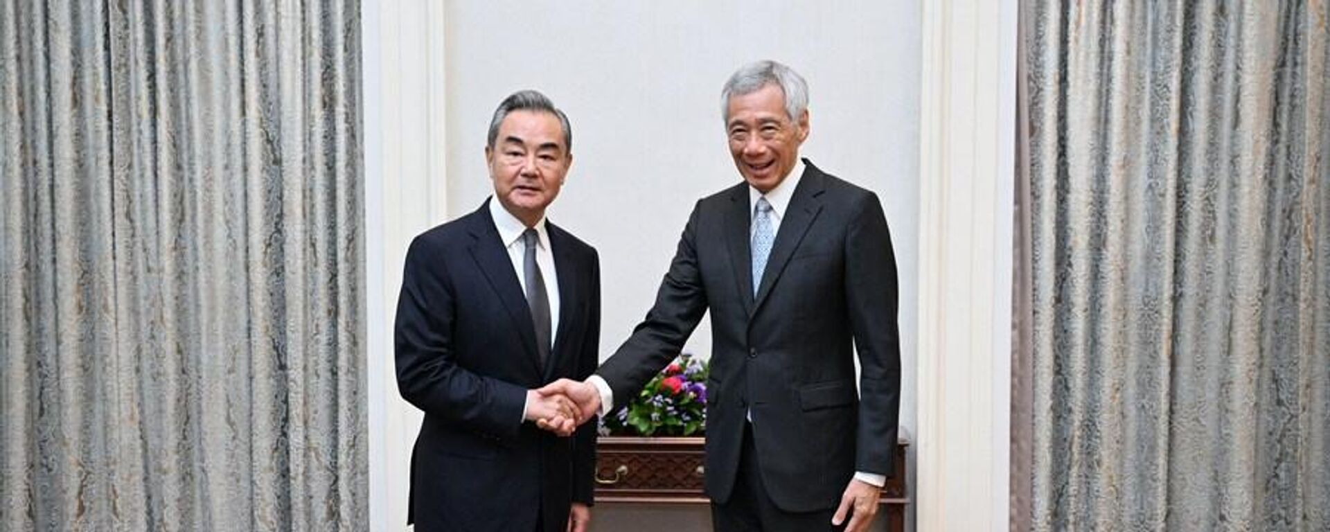 Singaporean Prime Minister Lee Hsien Loong (R) meets with visiting Chinese Foreign Minister Wang Yi, who is also a member of the Political Bureau of the Communist Party of China Central Committee, in Singapore, Aug. 11, 2023. - Sputnik International, 1920, 11.08.2023