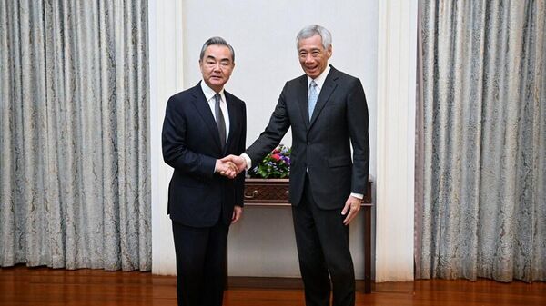 Singaporean Prime Minister Lee Hsien Loong (R) meets with visiting Chinese Foreign Minister Wang Yi, who is also a member of the Political Bureau of the Communist Party of China Central Committee, in Singapore, Aug. 11, 2023. - Sputnik International
