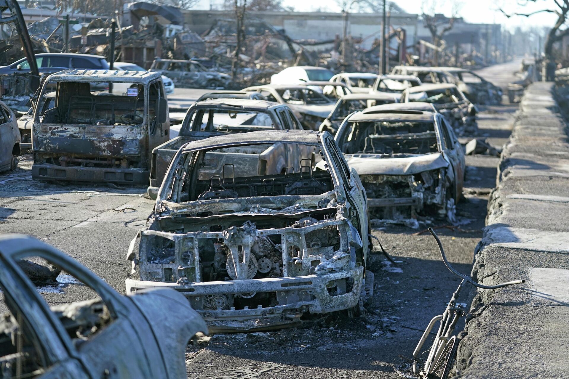 Burnt out cars line the sea walk after the wildfire on Friday, Aug. 11, 2023, in Lahaina, Hawaii. Hawaii emergency management records show no indication that warning sirens sounded before people ran for their lives from wildfires on Maui that killed multiple people and wiped out a historic town. Instead, officials sent alerts to mobile phones, televisions and radio stations — but widespread power and cellular outages may have limited their reach.  - Sputnik International, 1920, 15.08.2023