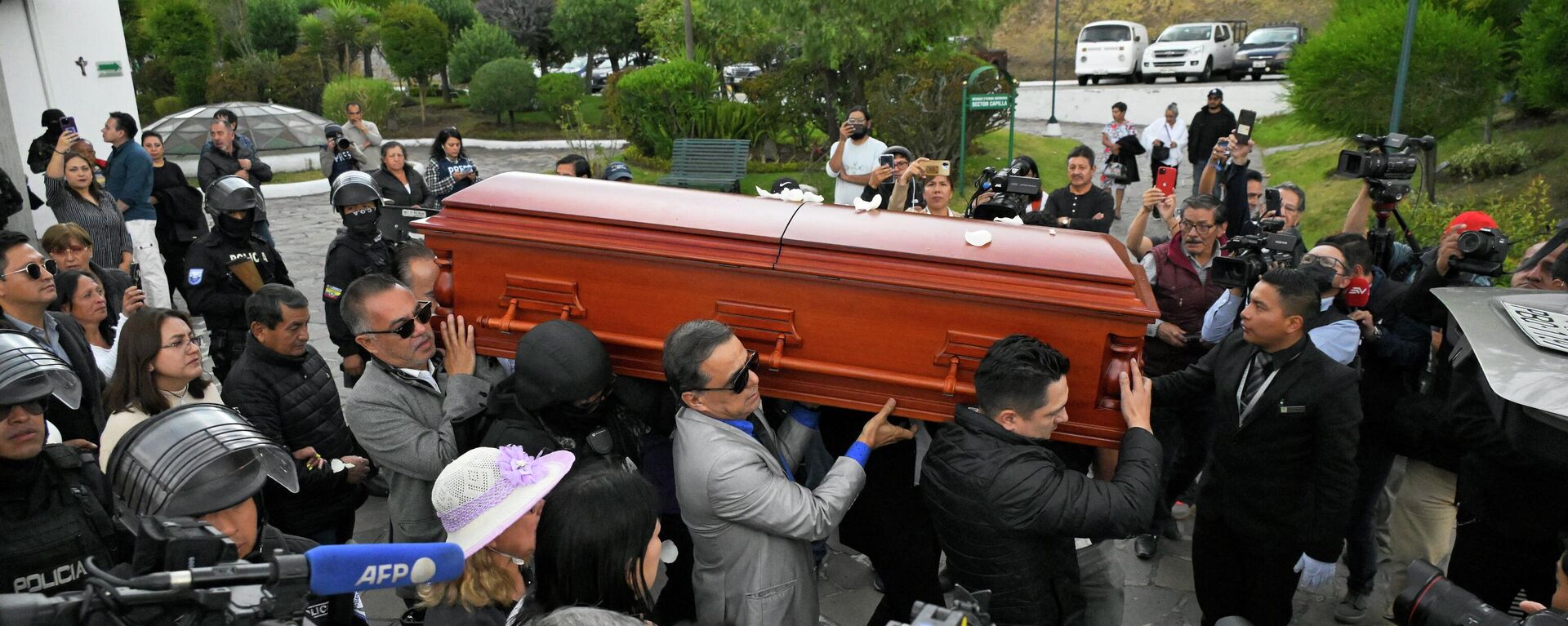 Employees carry the coffin of slain Ecuadorean presidential candidate Fernando Villavicencio during his funeral in Quito on August 11, 2023. Ecuador declared a state of emergency Thursday and asked the FBI to help probe the assassination of a popular presidential candidate, whose death has highlighted the once-peaceful nation's decline into a violent hotbed of drug trafficking and organized crime. - Sputnik International, 1920, 14.08.2023