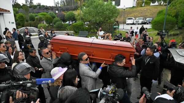 Employees carry the coffin of slain Ecuadorean presidential candidate Fernando Villavicencio during his funeral in Quito on August 11, 2023. Ecuador declared a state of emergency Thursday and asked the FBI to help probe the assassination of a popular presidential candidate, whose death has highlighted the once-peaceful nation's decline into a violent hotbed of drug trafficking and organized crime. - Sputnik International