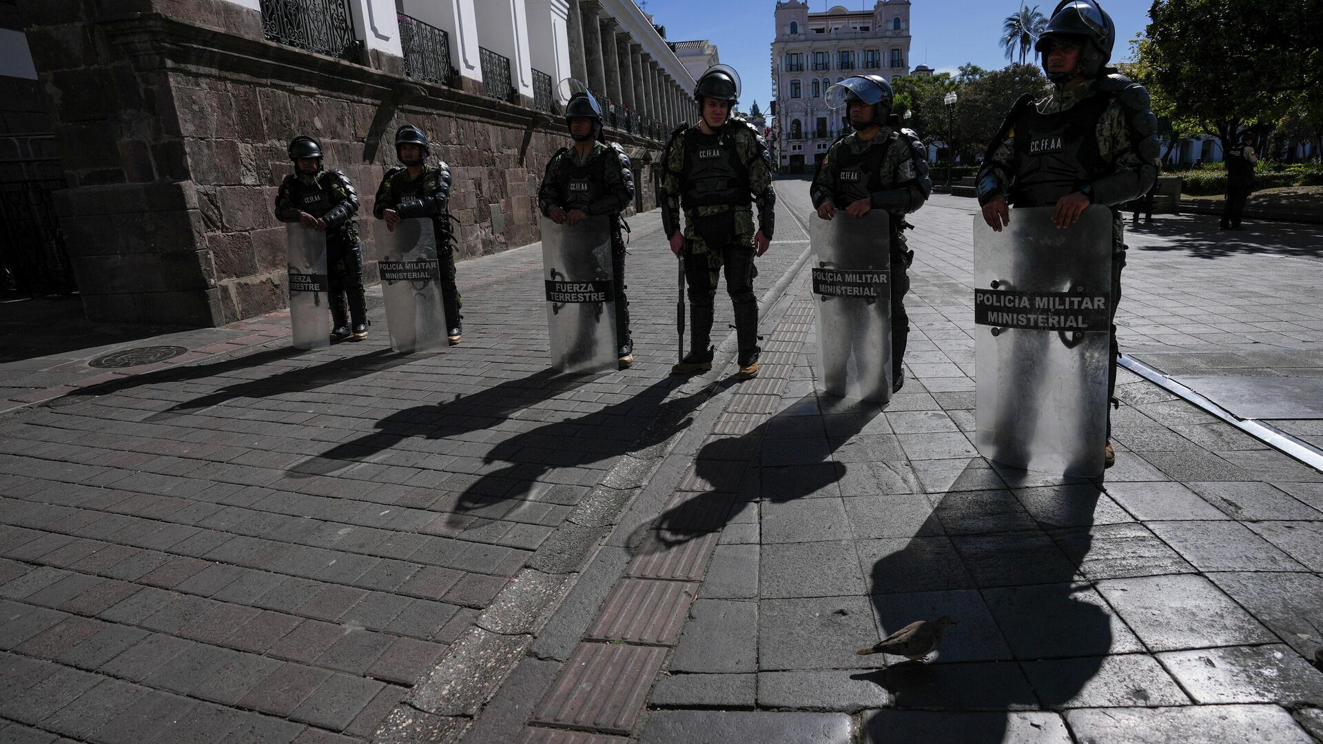 Military police guard the presidential palace in Quito, Ecuador, Thursday, Aug. 10, 2023. President Guillermo Lasso declared a state of emergency, that involves additional military personnel deployed throughout the country, after the assassination of presidential candidate Fernando Villavicencio at a campaign rally in Quito. - Sputnik International, 1920, 06.04.2024