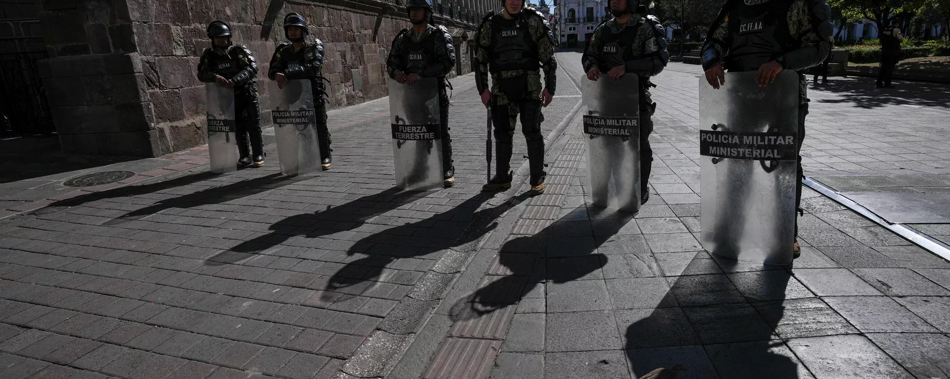 Στρατιωτική αστυνομία φρουρεί το προεδρικό μέγαρο στο Κίτο του Ισημερινού, Πέμπτη, 10 Αυγούστου 2023. Ο Πρόεδρος Γκιγιέρμο Λάσο κήρυξε κατάσταση έκτακτης ανάγκης, που περιλαμβάνει επιπλέον στρατιωτικό προσωπικό που αναπτύσσεται σε όλη τη χώρα, μετά τη δολοφονία του προεδρικού υποψηφίου Φερνάντο Βιγιαβιτσένσιο σε προεκλογική συγκέντρωση στο Κίτο.  - Sputnik International, 1920, 17.08.2023