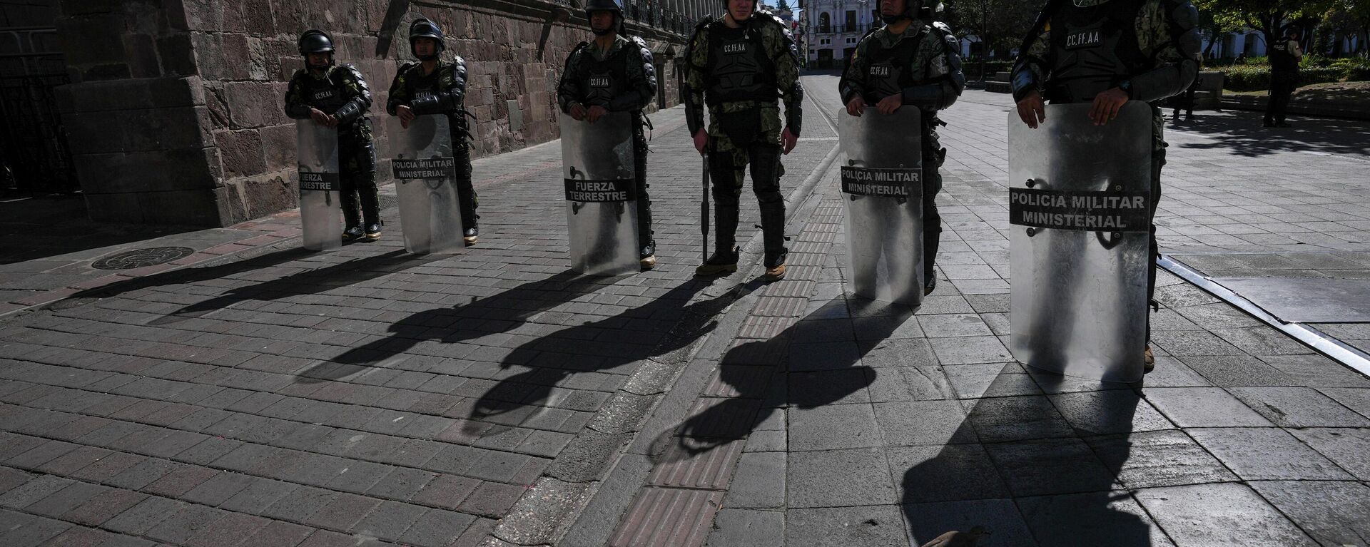 Military police guard the presidential palace in Quito, Ecuador, Thursday, Aug. 10, 2023. President Guillermo Lasso declared a state of emergency, that involves additional military personnel deployed throughout the country, after the assassination of presidential candidate Fernando Villavicencio at a campaign rally in Quito. - Sputnik International, 1920, 06.04.2024