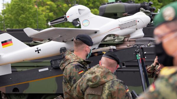 Soldiers of the German Federal Armed Forces Bundeswehr stand beside the Luna reconnaissance drone during a press presentation in the 37th armoured infantry regiment in Frankenberg, eastern Germany, Tuesday, May 26, 2020. (AP Photo/Jens Meyer) - Sputnik International