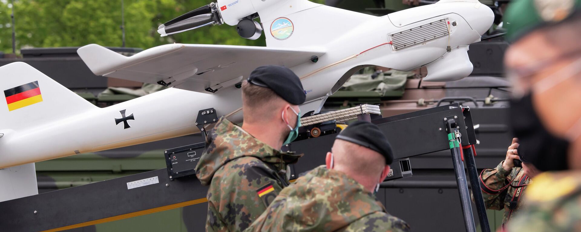 Soldiers of the German Federal Armed Forces Bundeswehr stand beside the Luna reconnaissance drone during a press presentation in the 37th armoured infantry regiment in Frankenberg, eastern Germany, Tuesday, May 26, 2020. (AP Photo/Jens Meyer) - Sputnik International, 1920, 13.08.2023