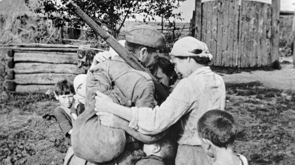 A Soviet soldier returns home amid WWII. File photo - Sputnik International