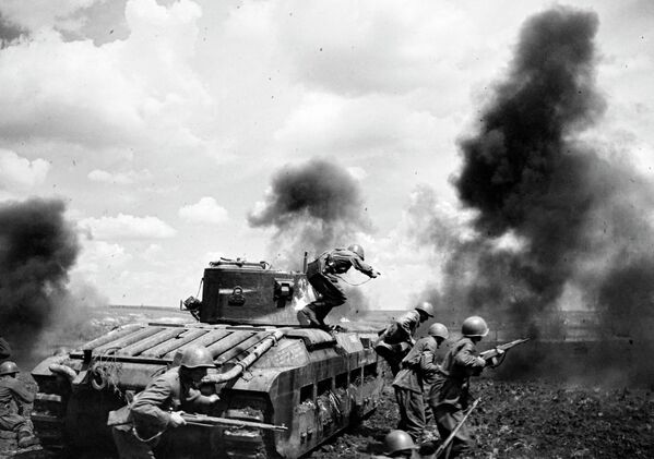 Soviet tank-borne infantry fight on the South-Eastern front amid the Donbass Strategic Offensive. - Sputnik International