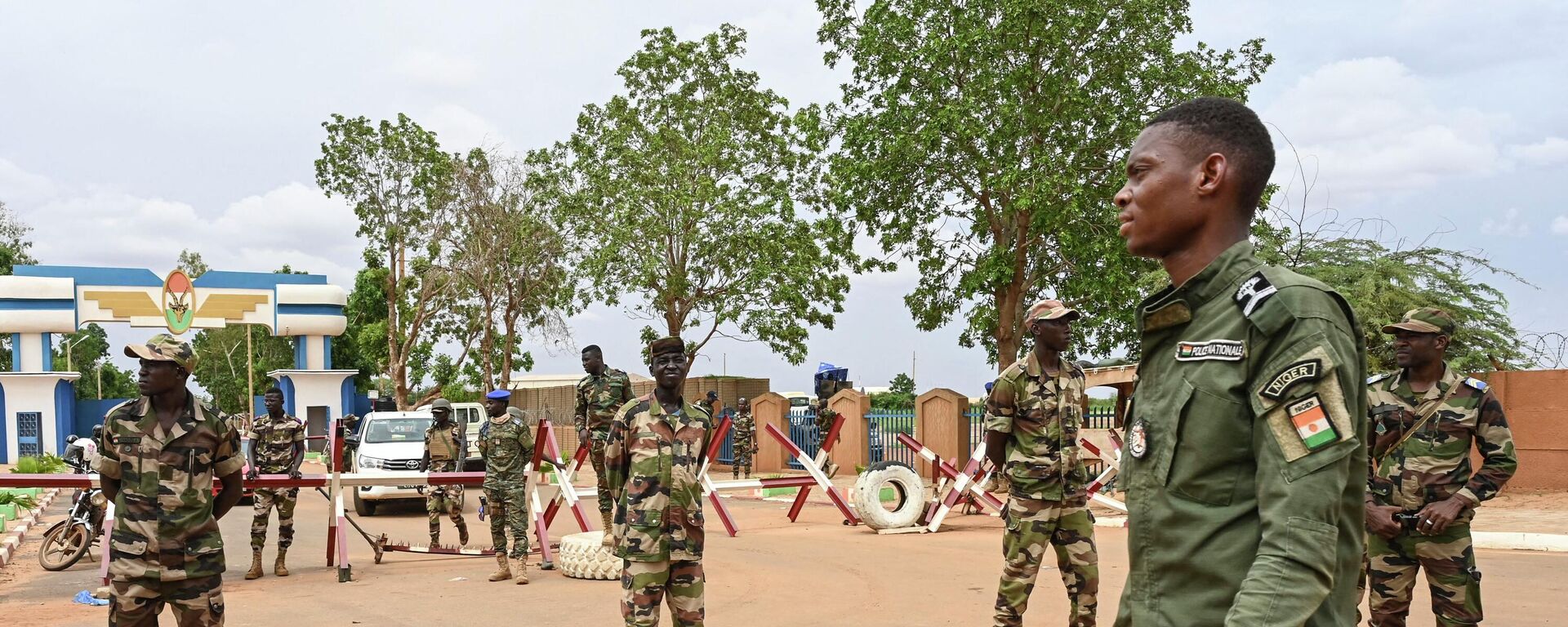 Nigerien soldiers stand guard as supporters of Niger's National Council for the Safeguard of the Homeland (CNSP) gather for a demonstration in Niamey on August 11, 2023 near a French airbase in Niger - Sputnik International, 1920, 28.08.2023