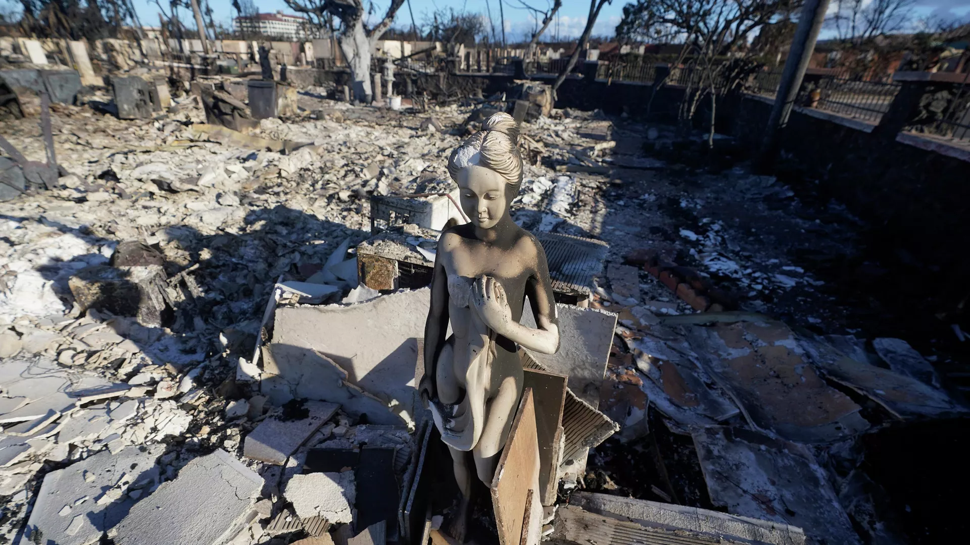 A burnt statue sits amid the rubble of a home, Saturday, Aug. 12, 2023, in Lahaina, Hawaii - Sputnik International, 1920, 30.08.2023