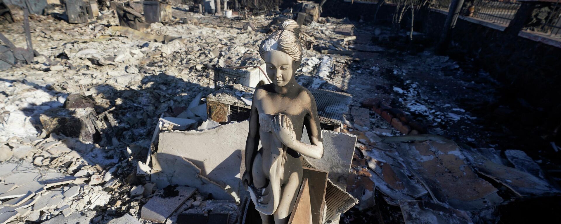 A burnt statue sits amid the rubble of a home, Saturday, Aug. 12, 2023, in Lahaina, Hawaii - Sputnik International, 1920, 14.08.2023