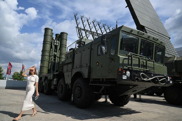 The S-400 air defense missile system at the at the Patriot Exhibition and Congress Center. - Sputnik International